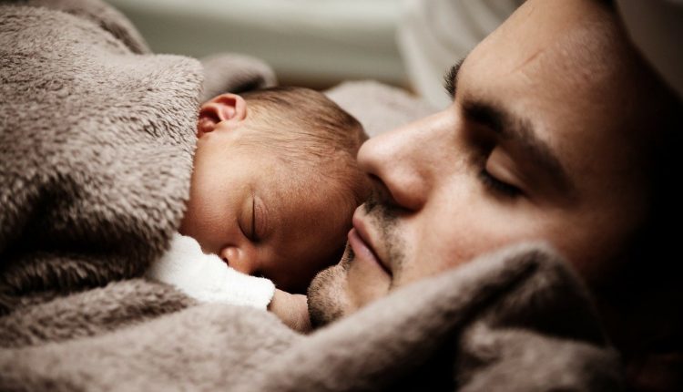 Un padre con un bebé