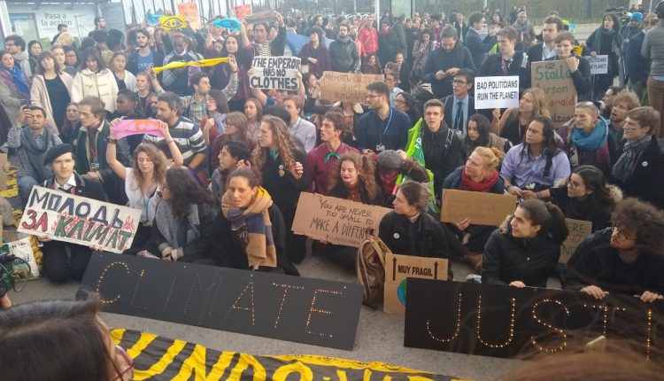 Jóvenes protestan a las afueras de Ifema durante este viernes, en las últimas horas de la COP25./ Ecologistas en Accion