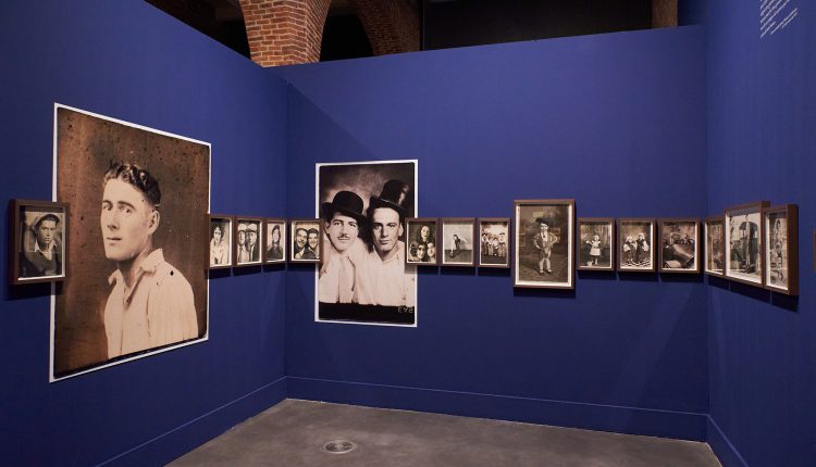 Parte de la exposición Emigrantes invisibles.