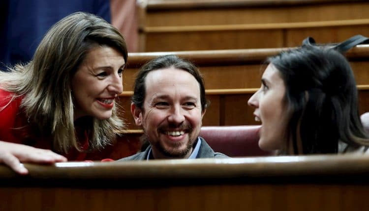 El secretario general de Podemos, Pablo Iglesias, la portavoz, Irene Montero, y la diputada de En Marea Yolanda Díaz en el Congreso. EFE/Mariscal