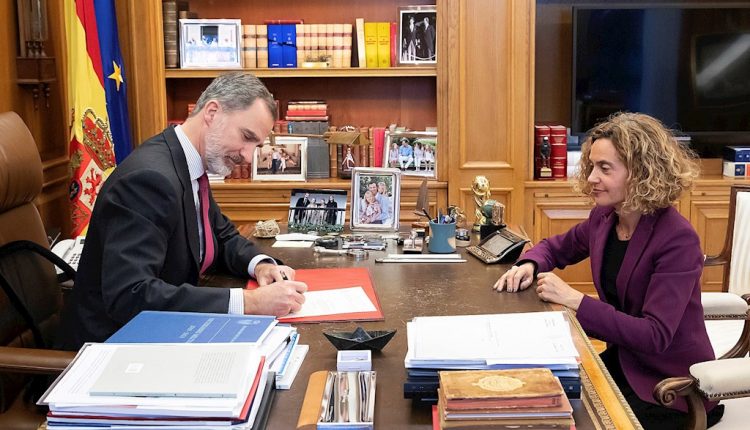 El rey Felipe VI y la presidenta del Congreso de los Diputados Meritxell Batet, durante la firma esta tarde del real decreto con el nombramiento de Pedro Sánchez como jefe del Ejecutivo. EFE/Casa de S.M. el Rey  