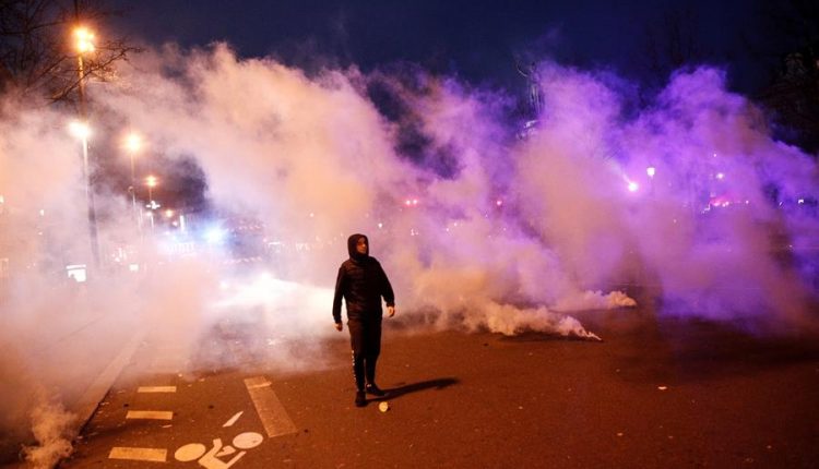 Protestas en Francia contra la reforma de Macron del sistema nacional de pensiones./ EFE/EPA/YOAN VALAT