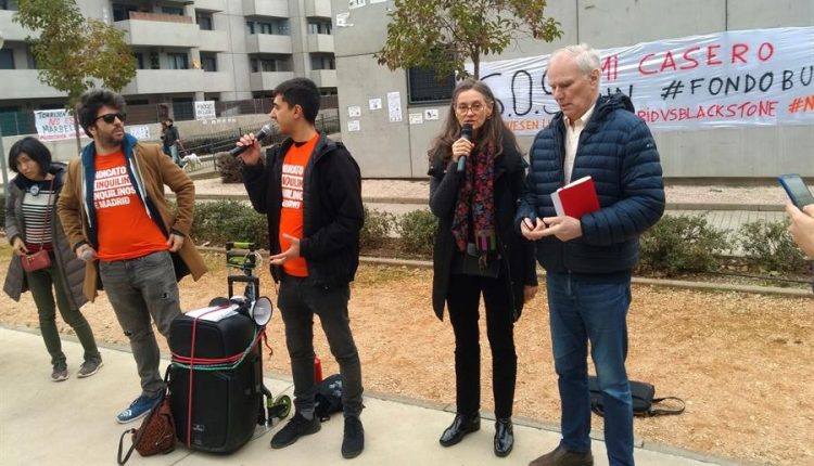 El relator especial de la ONU sobre la extrema pobreza y los derechos humanos, Philip Alston (d), acude a un bloque de viviendas en la Comunidad de Madrid que ha sido privatizado para hacer un informe de evaluación sobre la situación de la pobreza en España./ Marina Cruz (Efe)