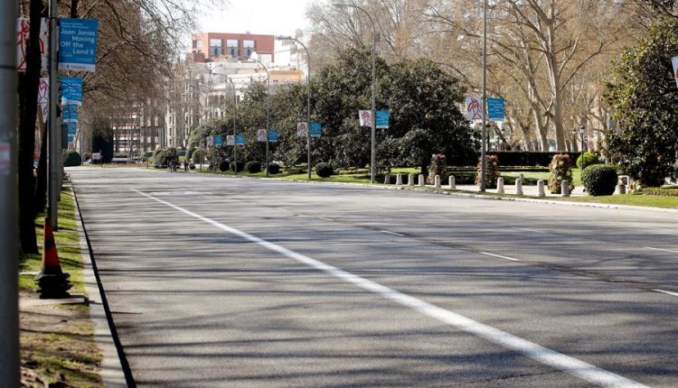El Paseo del Prado en Madrid, vacío por el confinamiento ocasionado por la pandemia. / Efe