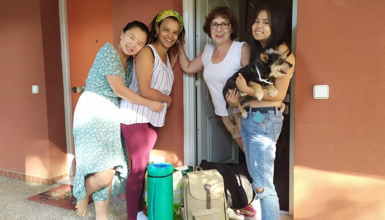 Maite y Yanelis (centro) junto a las hijas de Maite en su despedida./ Cedida