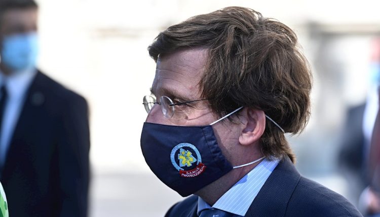 El alcalde de Madrid, José Luis Martínez Almeida a la salida del homenaje a las victimas del covid-19 en el Patio de la Armería del Palacio Real en Madrid este jueves./ Fernando Villar (Efe)