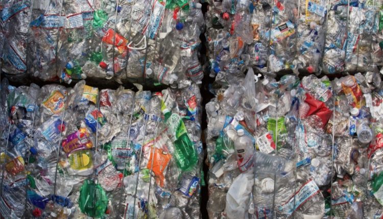 Imagen de plástico del informe 'Hablan Basura: El manual corporativo de soluciones falsas a la crisis del plástico'./ Les Stone/Changing Markets