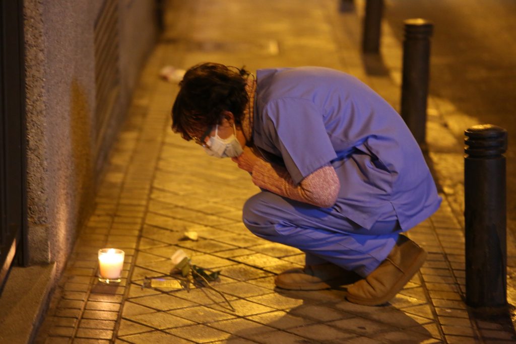 Una mujer se detiene a leer la inscripción de una de las fotografían una de las Stolpersteine./ Jesús Rodríguez
