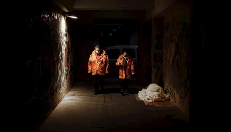 Voluntarios que ofrecen comida y bebida caliente a gente sin hogar, una de las muestras de la cara más solidaria frente al temporal Filomena. Biel Aliño (Efe)