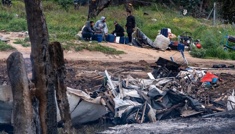 Estado en el que ha quedado el asentamiento chabolista de Palos de la Frontera (Huelva) tras el incendio. /Julián Pérez (Efe)