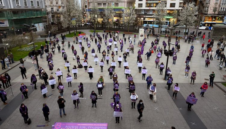 8M en la plaza del ayuntamiento de Santander con motivo de la celebración del Día Internacional de la Mujer. / Pedro Puente Hoyos (Efe)