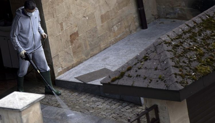 Un hombre limpiando su casa./ Efe